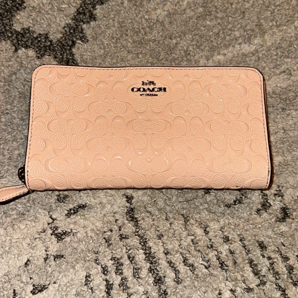 COACH ACCORDION ZIP IN SIGNATURE‎ DEBOSSED WALLET 54805 PASTEL PINK LEATHER